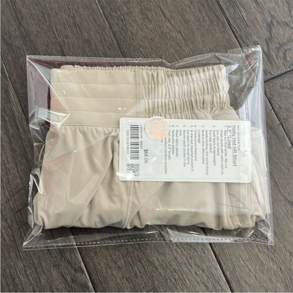 Lululemon NWT Hotty Hot High-Rise Short 2.5" Mojave Tan - Picture 10 of 10